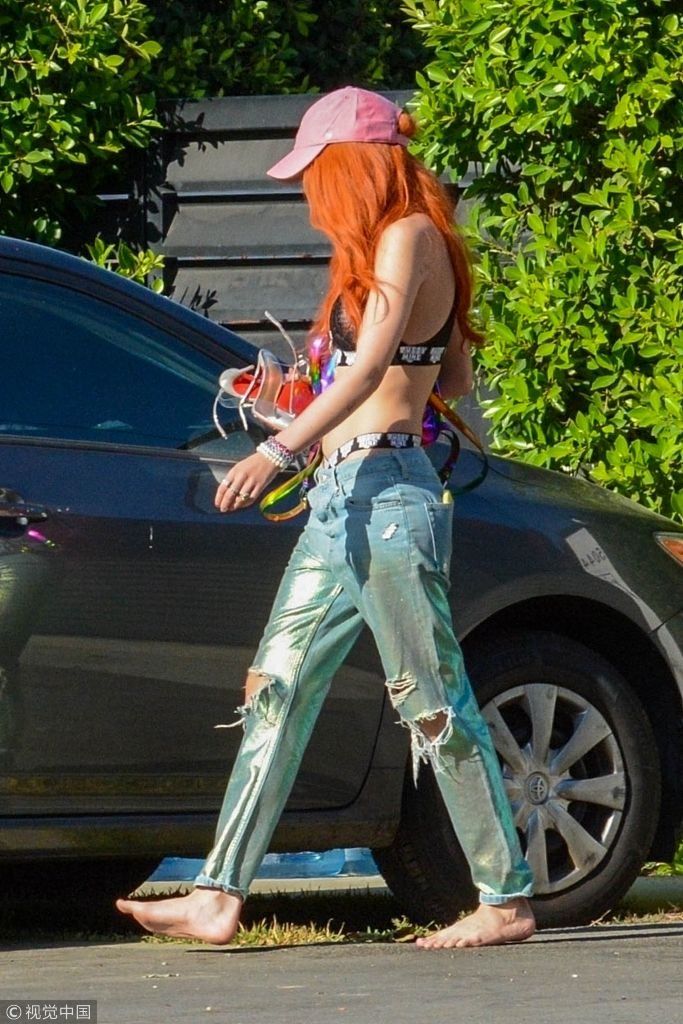 贝拉索恩裤子会发光露性感内内边 戴小粉帽橘色长发酷炸天