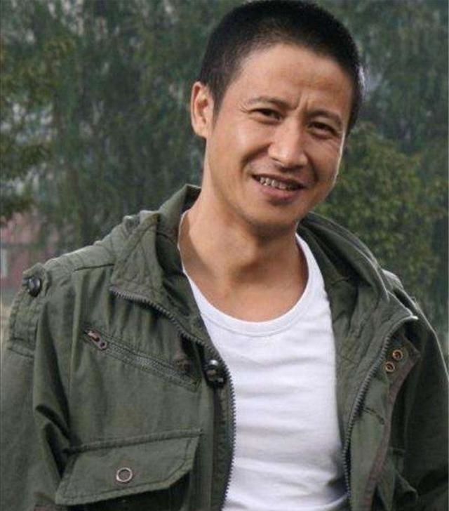 「镜头」他是知名老演员,带红王宝强,因挡住小鲜肉镜头被一把推倒在地