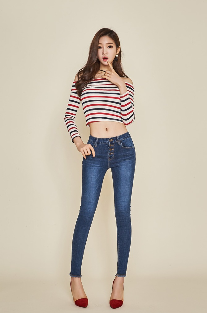 五官精致的牛仔裤美女,清爽活力,彰显十足街头风格!