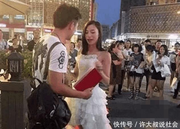 海归美女广场下跪向男友求婚还送房产证, 这都