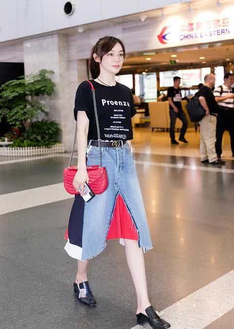 袁姗姗穿拼接“裤裙”现身，撞衫佟丽娅，网友吐槽：一个比一个丑