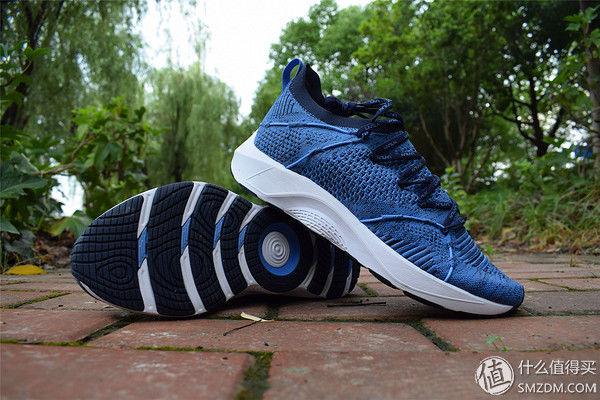 上了时装周，跑鞋也“变潮”-李宁轻云减震跑鞋开箱篇