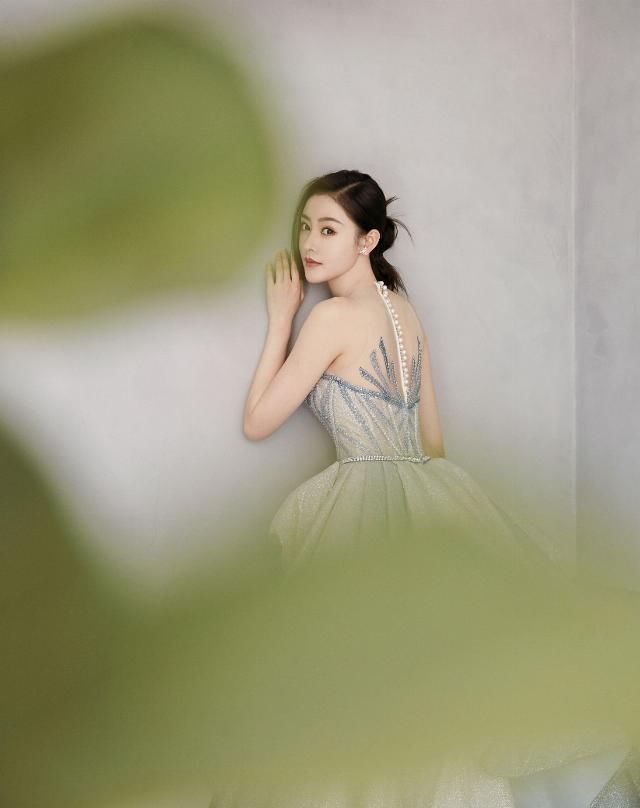  喜欢@爱总今个穿的星空裙绝美了，是瘦的缘故？