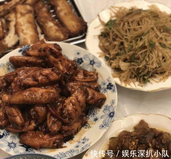 关晓彤深夜素颜亲自下厨, 穿绿睡裤同时翻炒俩锅变身俏丽小厨娘