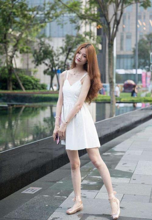 街拍：时尚小姐姐白色长T恤玩下衣失踪，高颜值好身材太迷人！