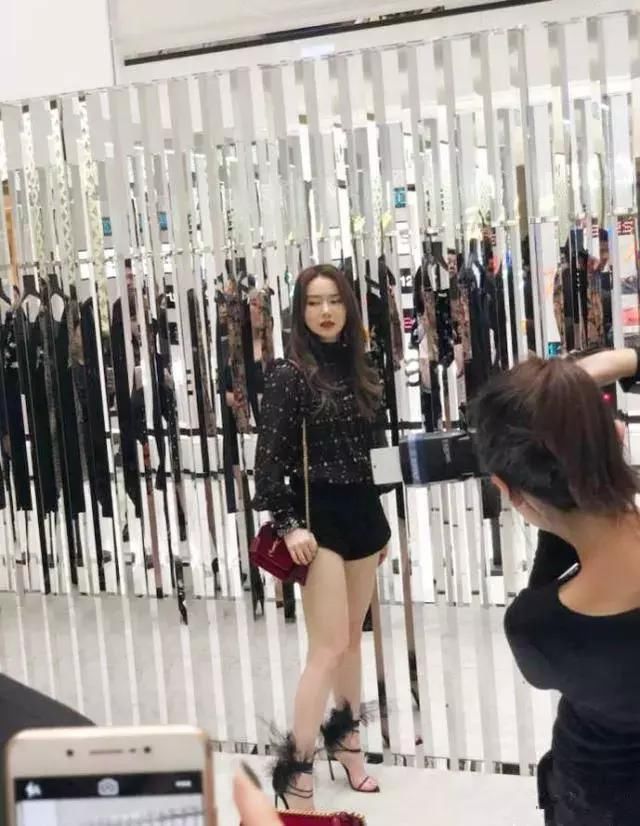 戚薇真是疯狂!穿的是透视裙子根本没能遮住 网友:还不如不穿!