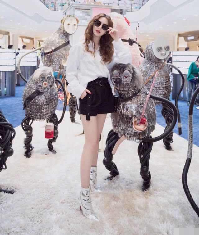 戚薇太会穿啦!白衬衫配黑短裤秀出大长腿，网友:戚哥白的反光