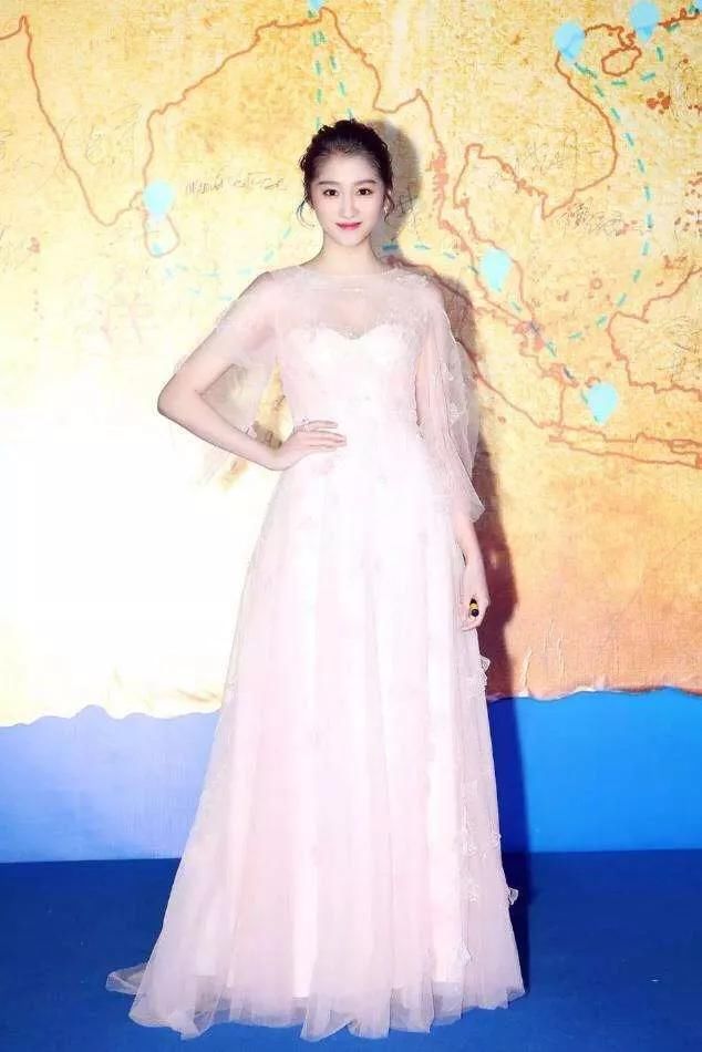 看了宋祖儿的穿搭表现力，真替关晓彤捏把汗