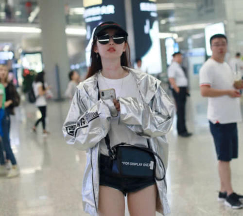 蒋梦婕也太拼了，为上演性感暴击穿超短裤，网友：不勒吗？