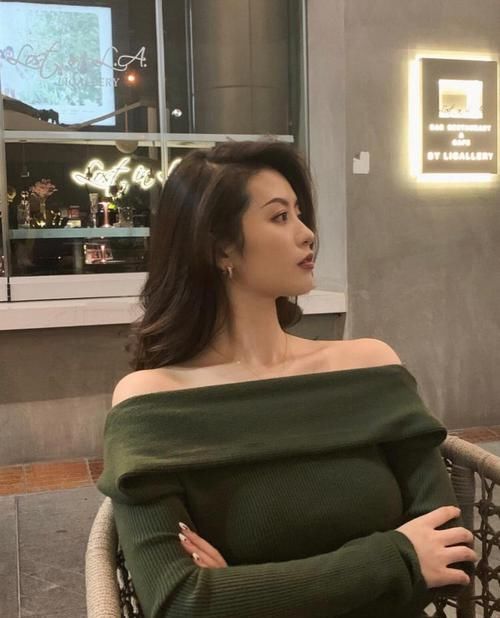 「 显得」降低颜值还显得没气质，偏偏很多人每天在做，女生有这8个坏习惯