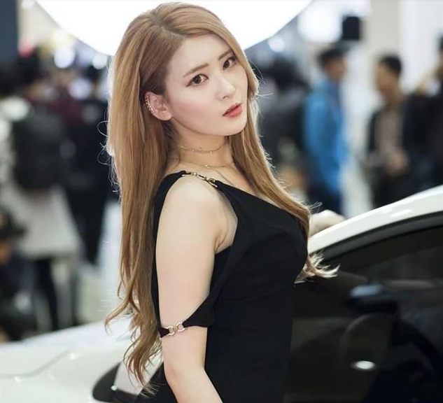 街拍：身材丰腴性感妩媚的小姐姐，穿着妖娆完美凸显女性独有韵味