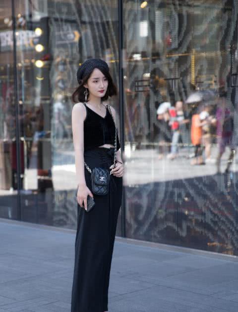 街拍：怪不得男人喜欢图二紧身裤美女，包裹极致好身材