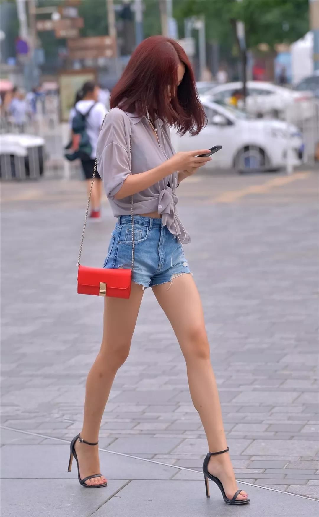 街拍路人，衬衫+牛仔裤+高跟凉鞋的穿搭参考，让你彰显女王气场