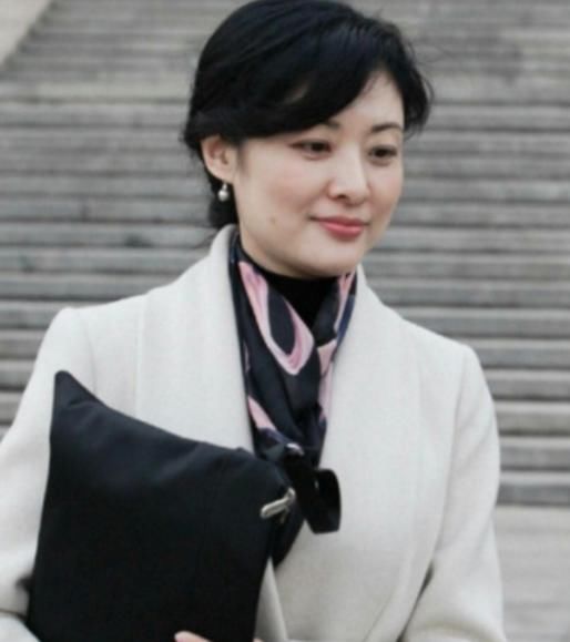 央视一姐周涛现身机场，几日不见换了造型师？