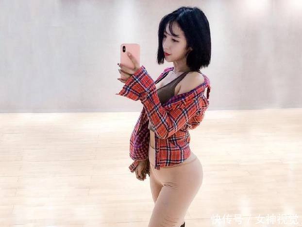 新颖个性的打底裤美女，塑造美丽形象，让人百看不厌！