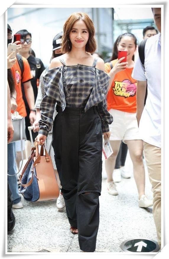 没关晓彤的腿真别穿阔腿裤，像蔡依林一样穿成“矮脚虎”就尴尬了