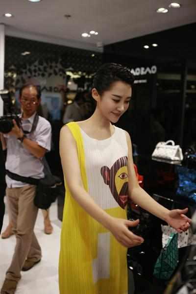 50岁许晴出席活动一件睡衣长裙惹争议,网友:这是真嫩