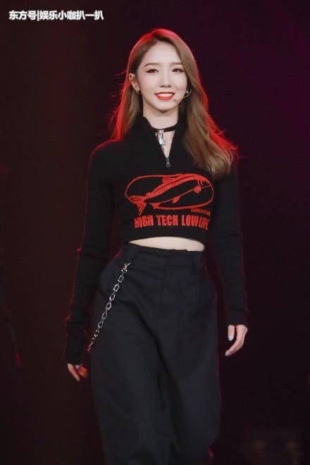 孟美岐短裤短到看不见, 是衬衫太长了? 网友: 这是时尚