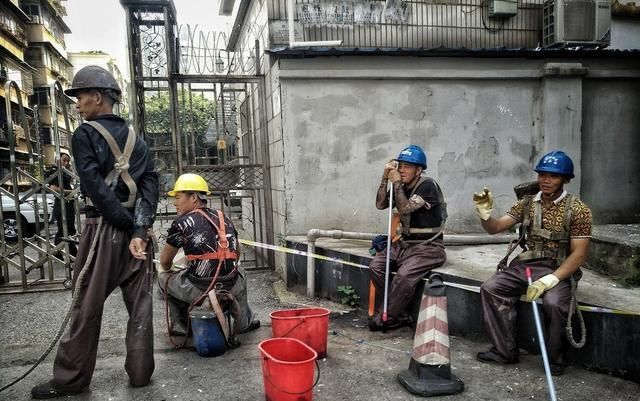  「工地上」包工头对农民工的态度：70后过于精明，80后不安稳，9