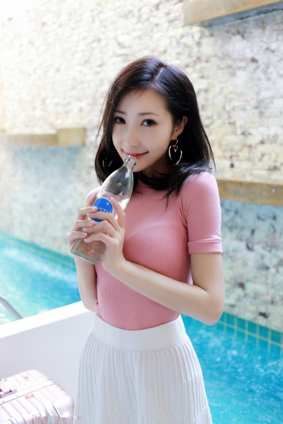 街拍|白嫩丰满身材的粉红美女，这眼神又把我勾走了!