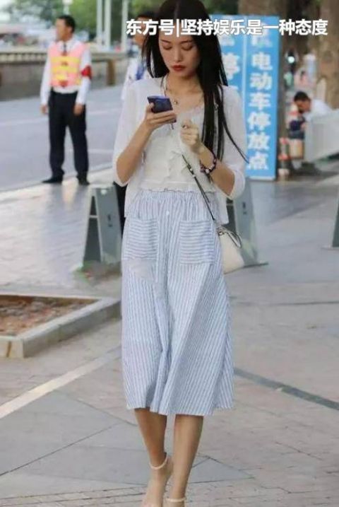  『百般』街拍：百般难描的小姐姐，一件粉色的连衣裙，时尚唯美好身姿