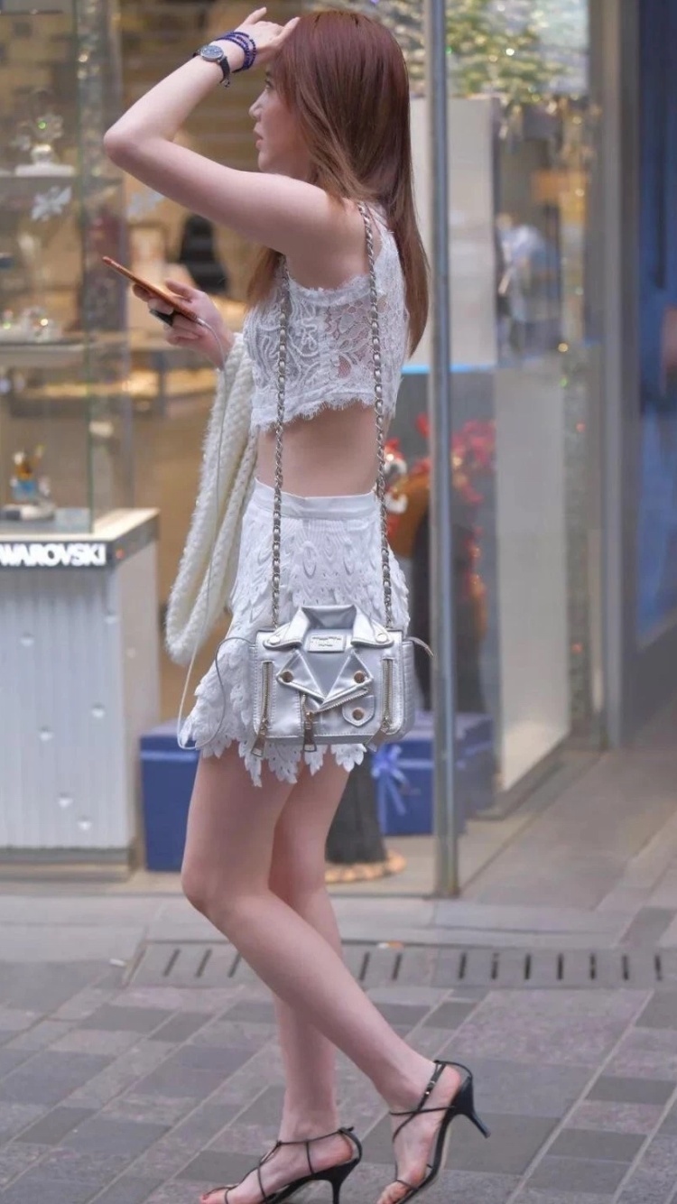 街拍：毛茸茸的白色上衣，薄如蝉翼，可见肉色