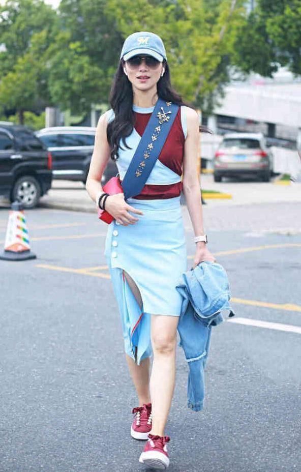 韩雪也飘了!手撕裙造型现身机场，竟然还有点意外的好看!