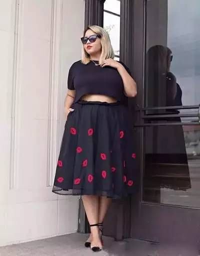 她很胖，但是她却把衣服穿的如此漂亮!