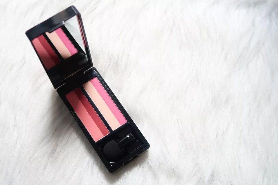 红橙黄绿青蓝紫?时髦精们这么画眼影居然还挺好看的…