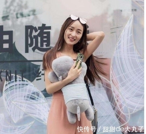 如同■身材高挑,经典的黑白配,如同仙女一般,小姐姐肤白貌美