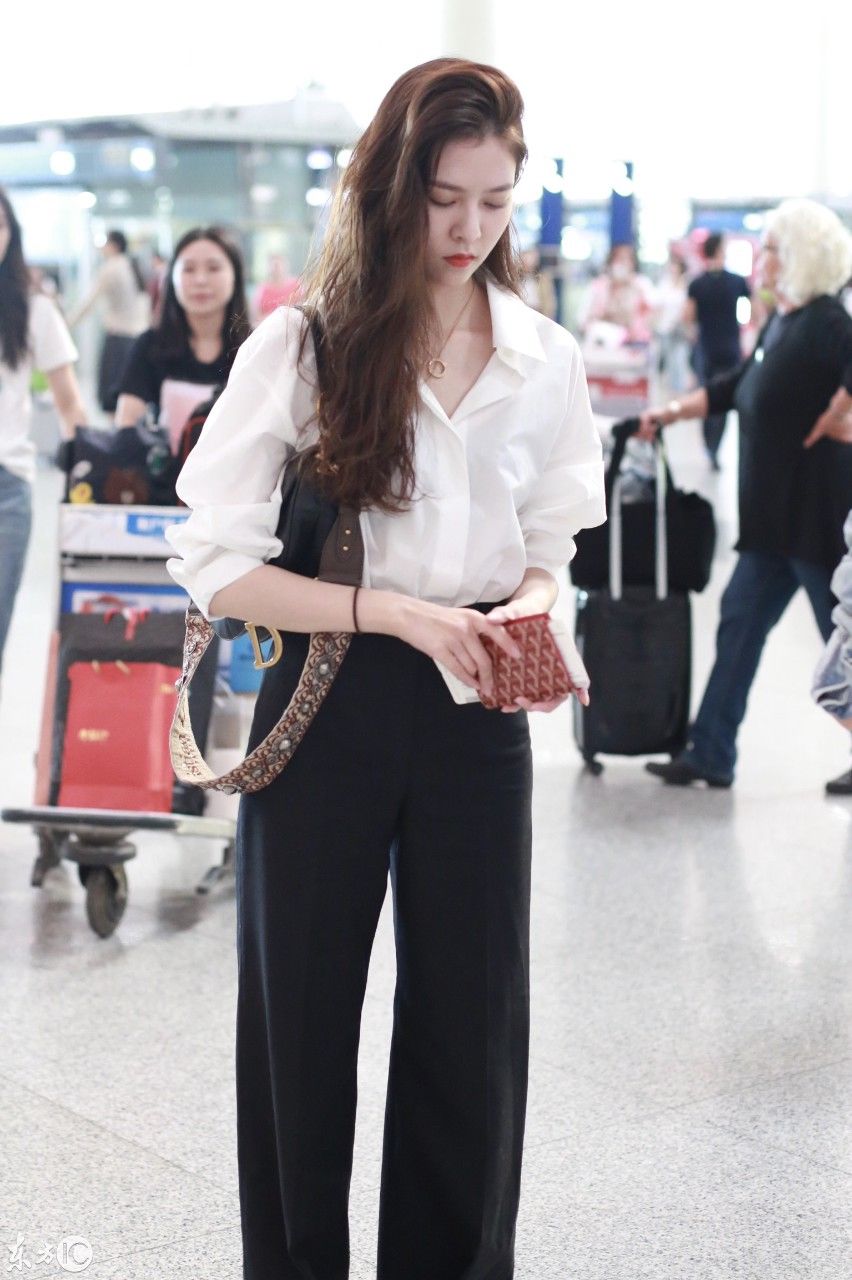 宋妍霏穿白色衬衣搭配黑色阔腿裤现身机场，皮肤白皙秀大长腿