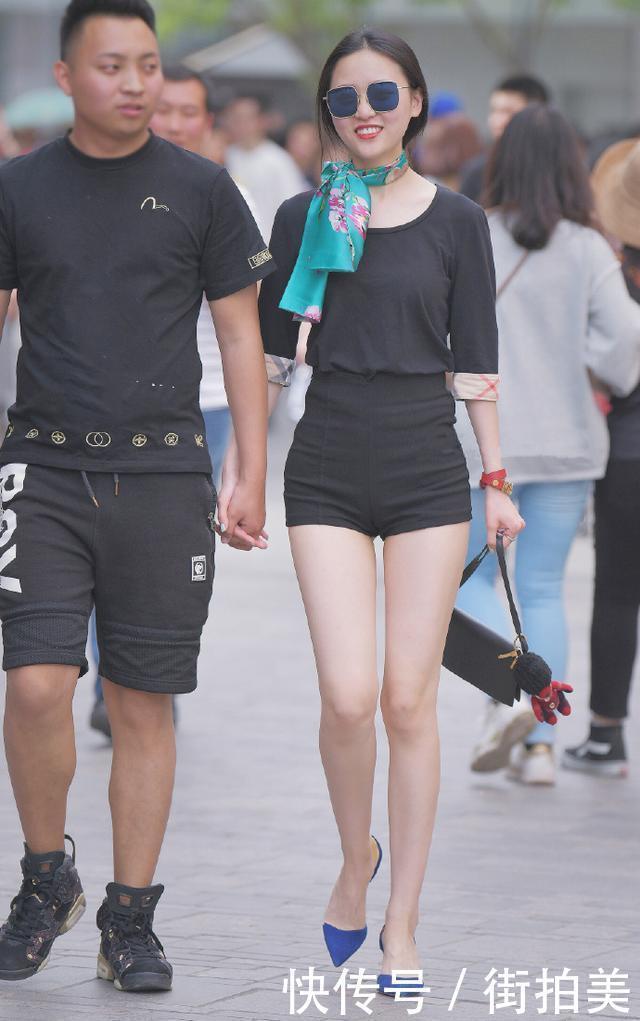 热裤这么短美女硬是要穿进去，也难怪美女的男友一直跟在身边！