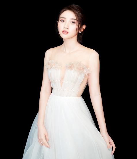 唐艺昕太厉害了，为秀小蛮腰，身穿背带裤，若隐若现很撩人