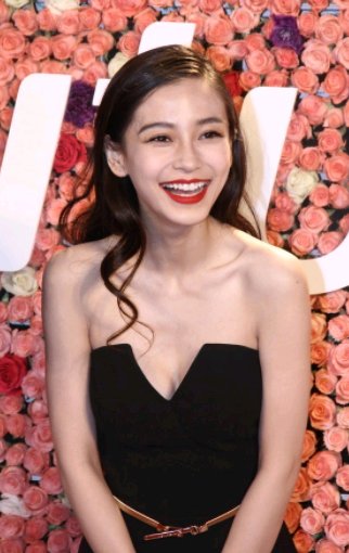 baby美艳红唇，黑色抹胸秀事业线，性感迷人!