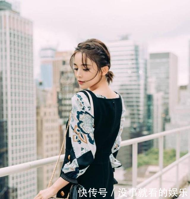 古力娜扎亮相纽约时装周，穿一袭中国风长裙，甜美又俏皮！