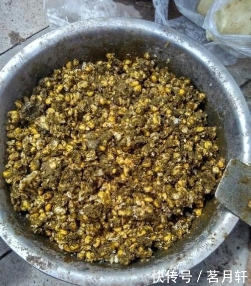 「水里」这几种饵料味道很难闻,却是鲤鱼草鱼的最爱,一般下竿就黑漂