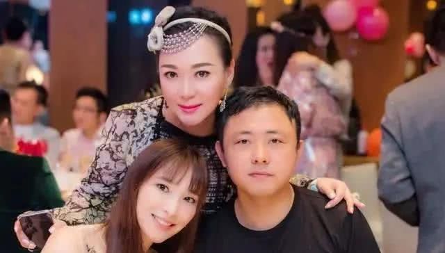  [暗藏]生了4胎的吴佩慈颜值大变，一家6口出门露营，合照方式暗藏心机