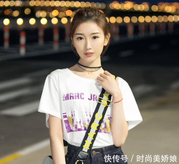 毛晓彤为了博眼球也是拼了，居然在裙子上贴风湿贴？简直不敢信！