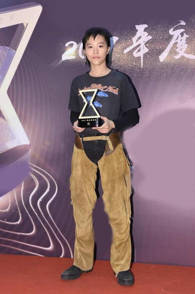 窦靖童审美跑偏，红毯上裤子迷之尴尬，网友：王菲也不敢这么穿！