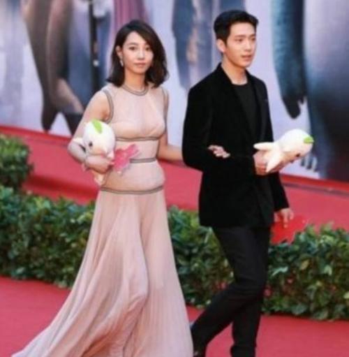 这长裙也就白百合敢穿吧，风一吹就跟没穿一样，一秒变“水桶腰”