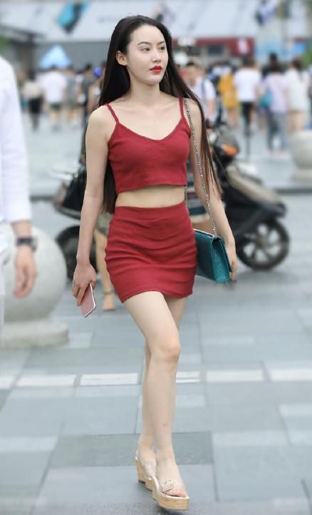  仅能展现出@捡块“木头”当鞋底，再用“胶纸”跟脚绑起来，走起路来足足重10斤