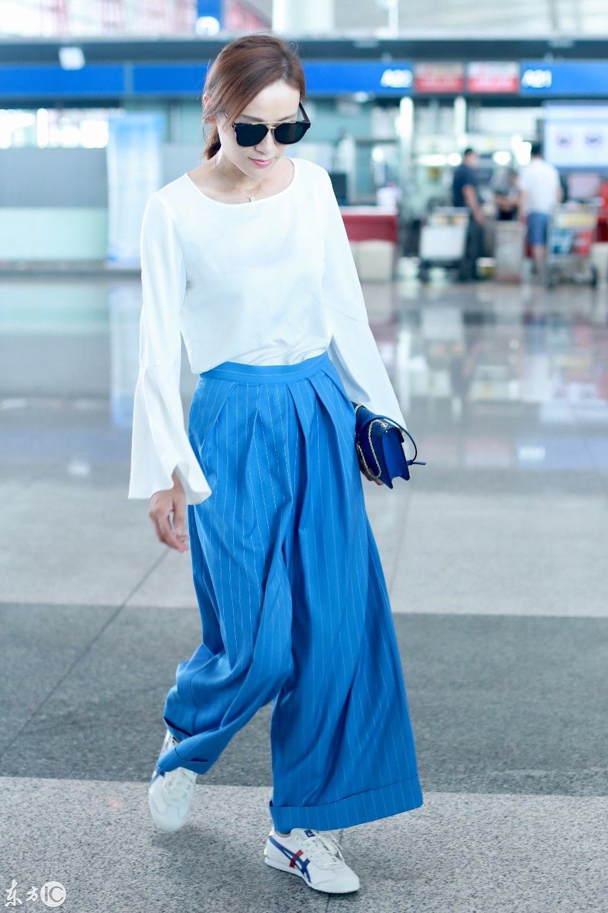 叶一茜机场现身,蓝白经典CP搭配简约大方