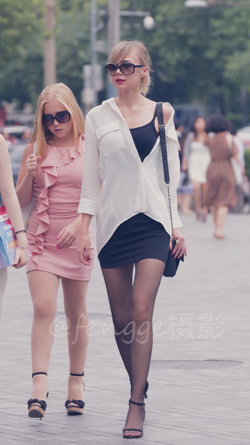 街拍:丝袜破洞,长腿美女装作浑然不知,那份淡定实在令人佩服