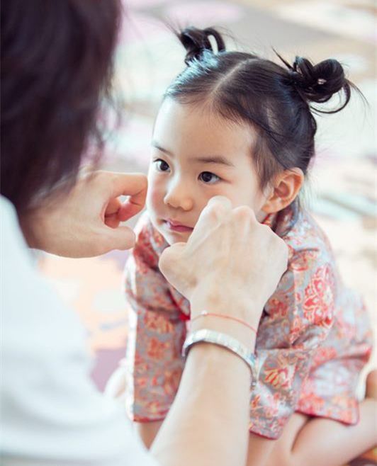 戚薇3岁女儿霸占热搜，化身新晋美妆博主，承认吧你还没一个孩子