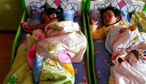孩子的睡姿竟然暗示了ta的性格？出现第四种睡姿妈妈们就要警惕啦！