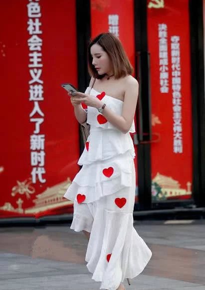 街拍：高颜值穿着时尚大胆的小姐姐，气质光鲜靓丽很不一般！