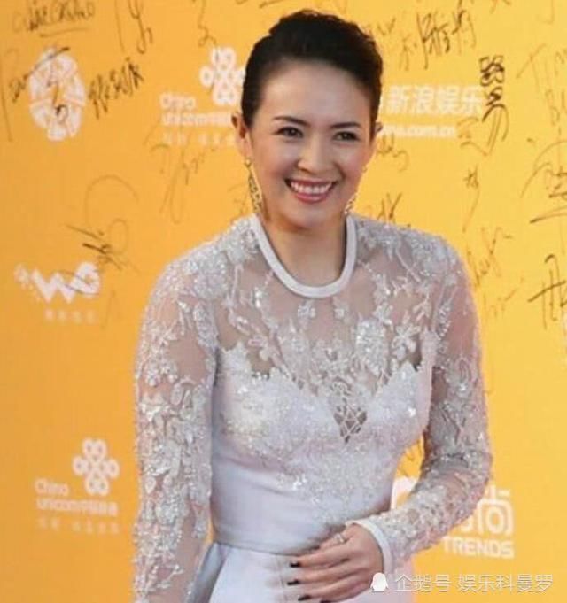 章子怡穿透视装太尴尬,身材太瘦,网友:史上最尴尬的国际章!