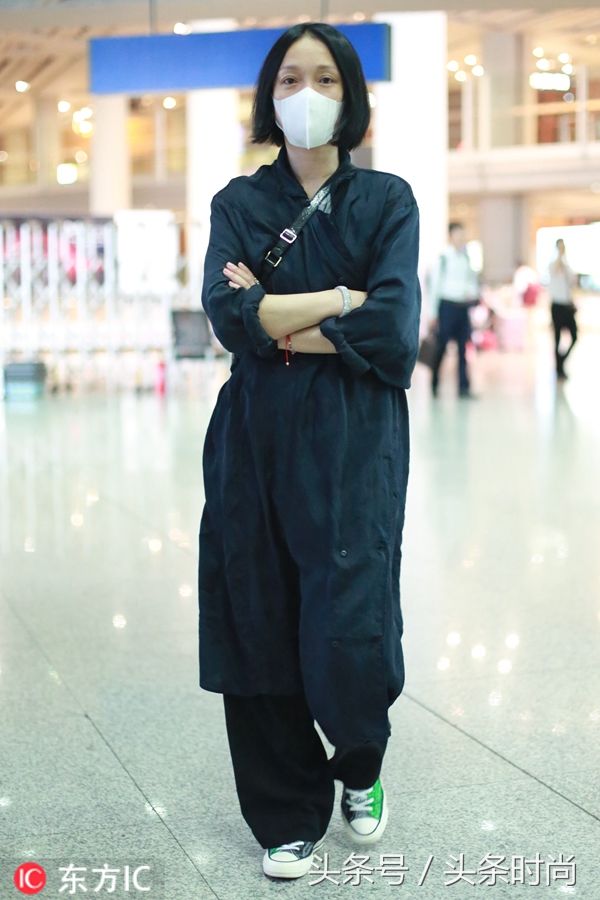 周迅出席活动穿的每一身都是美的 但机场show也太随意点了吧