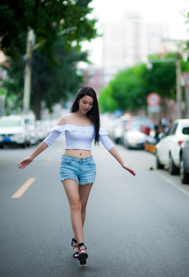 街拍：粉色的T恤穿起来太美了，小姐姐一看就是个讲究的人!