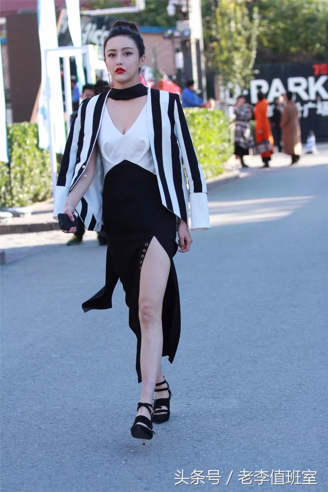 街拍:气质冷艳穿着开叉裙很性感的美女